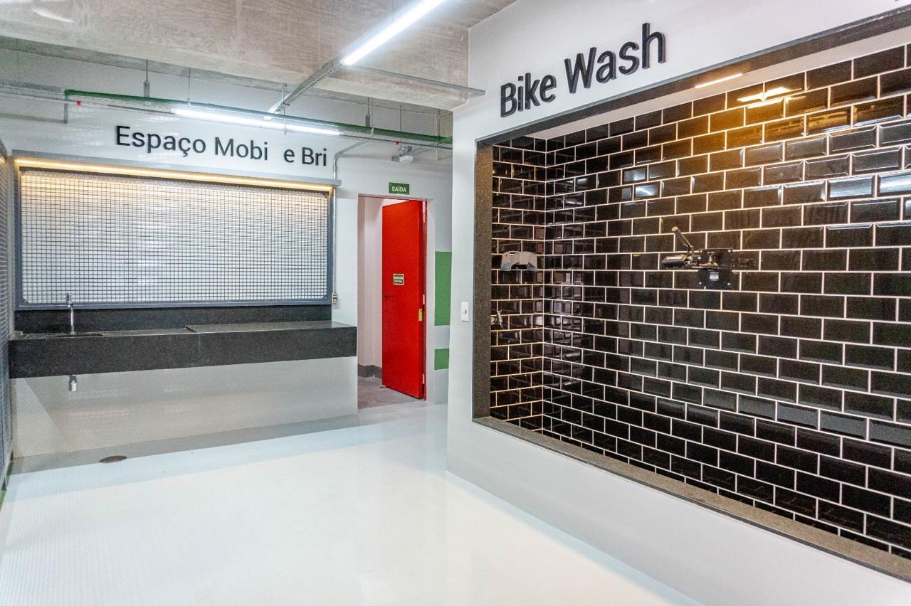 Bike Wash: Possui um tanque de lavagem exclusivo e um nicho de bike wash equipado com mangueira, ideal para a limpeza da bicicleta após o uso.