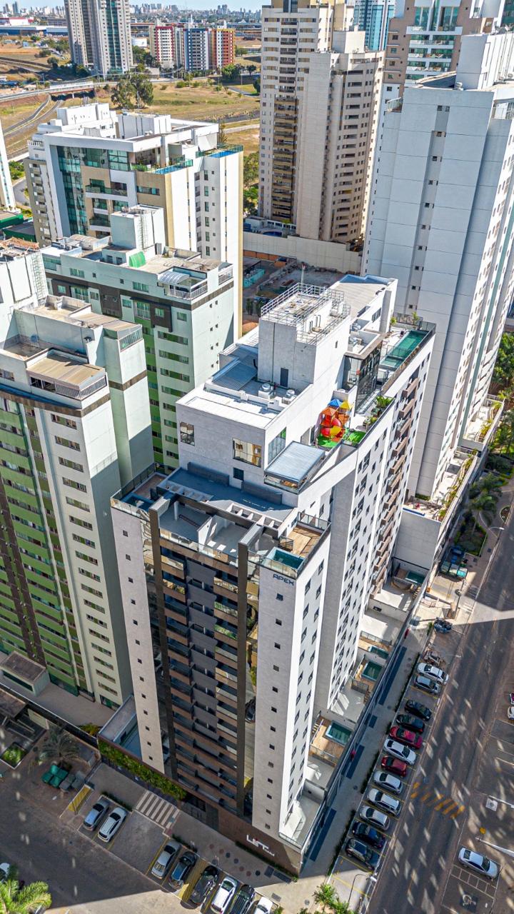 O design do LÉT Parque destaca-se em Águas Claras por sua estética moderna e sofisticada. A fachada utiliza uma paleta elegante de Ecogranito (tons Light Grey, Eco 480 e Preto Escovado), contrastando com a base em granito polido marrom. 