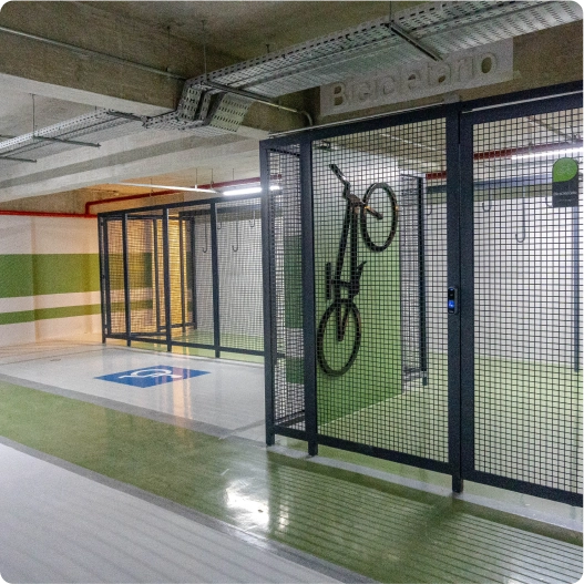 O Bicicletário Concept do LÉT Parque foi projetado para oferecer total praticidade e cuidado aos moradores que utilizam a bicicleta no seu dia a dia. Ele faz parte do Espaço Mobi e Bri, um ambiente dedicado à mobilidade e manutenção. Os principais diferenciais deste espaço incluem: Infraestrutura Completa de Manutenção: O local conta com uma ferramentaria completa e uma bancada preparada para pequenos reparos, garantindo que sua bike esteja sempre em dia.