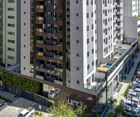 O design do LÉT Parque destaca-se em Águas Claras por sua estética moderna e sofisticada. A fachada utiliza uma paleta elegante de Ecogranito (tons Light Grey, Eco 480 e Preto Escovado), contrastando com a base em granito polido marrom. 