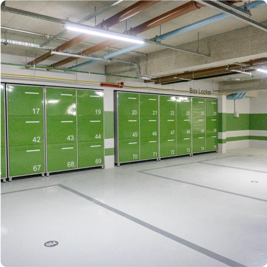Diferente dos armários internos dos apartamentos, que são meramente ilustrativos nas plantas, a garagem do LÉT Parque oferece uma solução específica de armazenamento: os Box Lockers. Aqui estão os detalhes sobre essa infraestrutura na garagem: Conceito Box Locker: Seguindo uma tendência mundial, o empreendimento disponibiliza esses espaços para que o morador possa guardar o que precisar fora do apartamento, garantindo mais organização e espaço livre na unidade residencial. Identificação e Visual: As imagens reais da garagem mostram que esses "armários" são módulos organizados, em tom verde e numerados individualmente, facilitando a identificação e o uso por cada unidade.