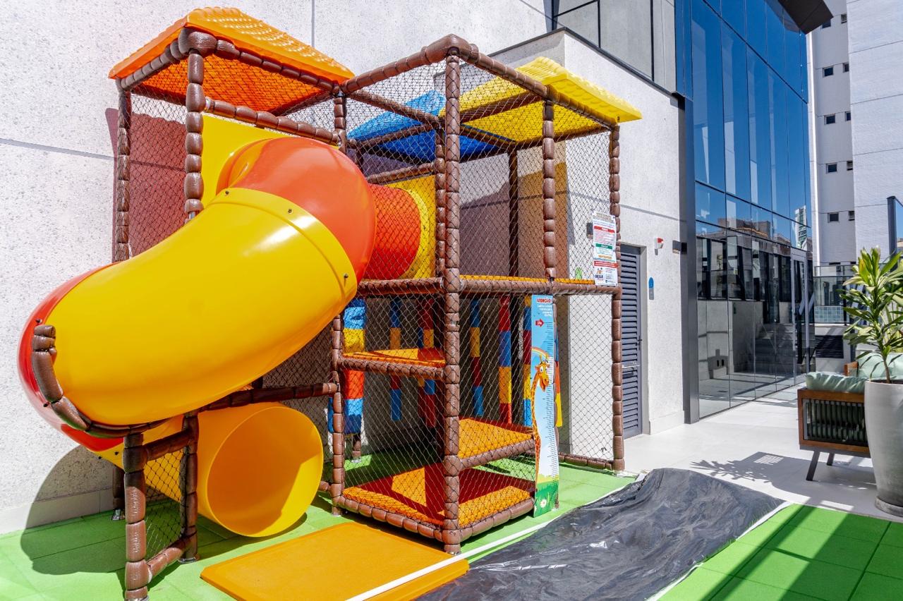 Playground: Área externa com brinquedos, projetada para que os pequenos se divirtam com total segurança no topo do edifício.