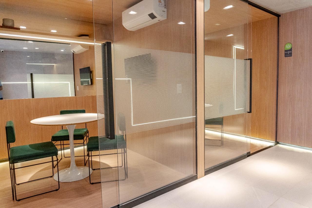 Co-office: Um espaço de coworking que conta com duas salas exclusivas para videoconferências ou pequenas reuniões, facilitando o home office com profissionalismo.